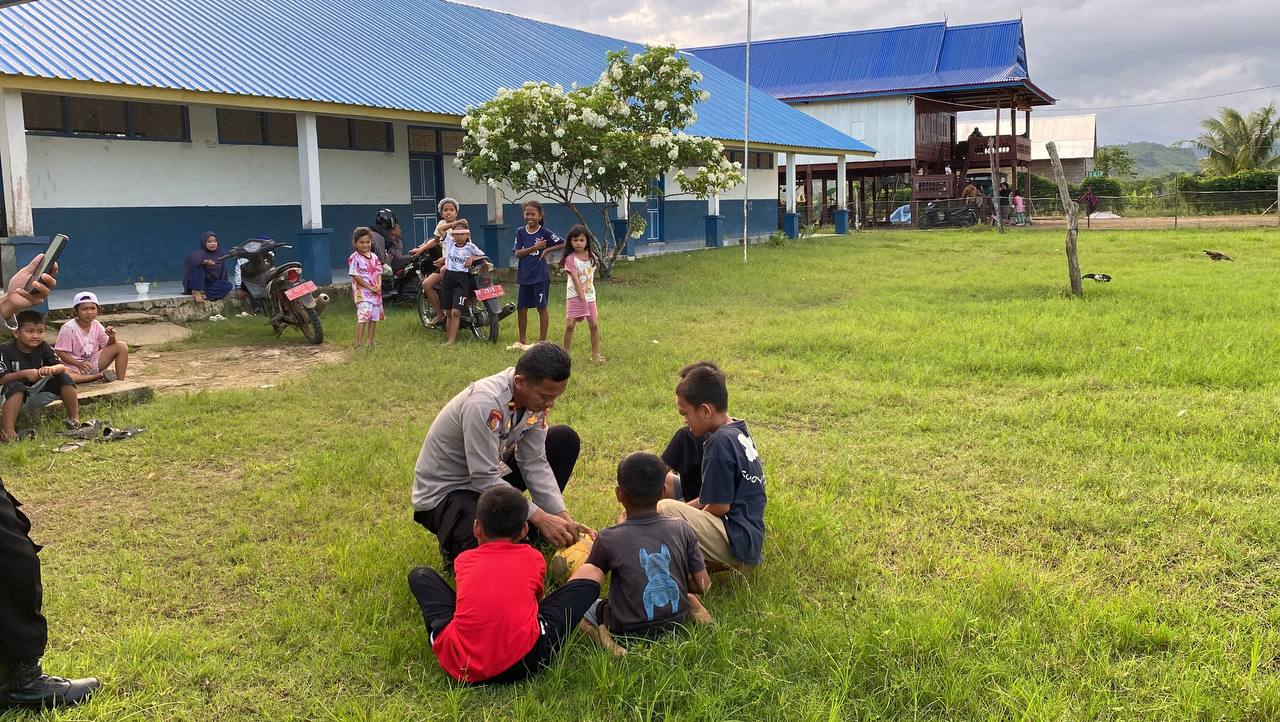 Aksi Humanis Ipda Sakaria, Patroli ke Pegunungan Sambil Bermain Bola dengan Anak-Anak